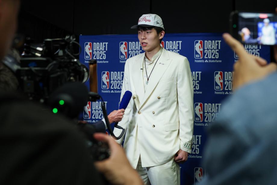 [图]NBA选秀大会：中国球员杨瀚森首轮第16顺位被选中