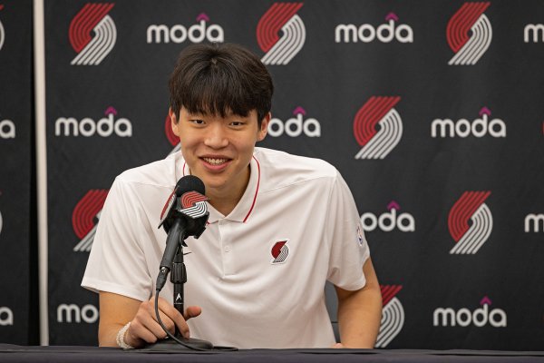 比尔-西蒙斯：开拓者如果让杨瀚森在队内打5年 他们能赚不少钱