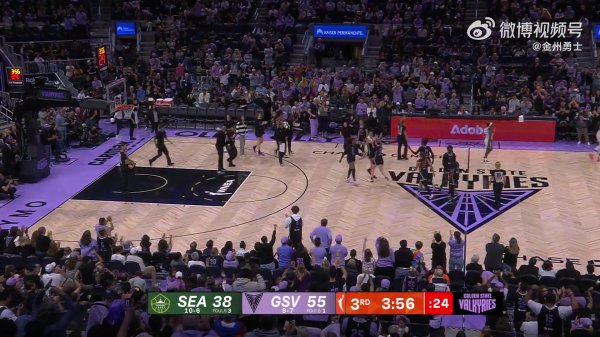 快去催催交易吧🤣库里和二女儿莱恩观战WNBA 并在镜头前互动